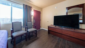 Room, Multiple Beds (3 Queen Beds) | Safe på rommet, strykejern/-brett, wi-fi (inkludert) og sengetøy