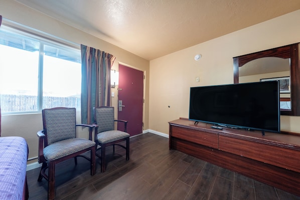 Room, Multiple Beds (3 Queen Beds) | Két bảo mật tại phòng, bàn ủi/dụng cụ ủi quần áo