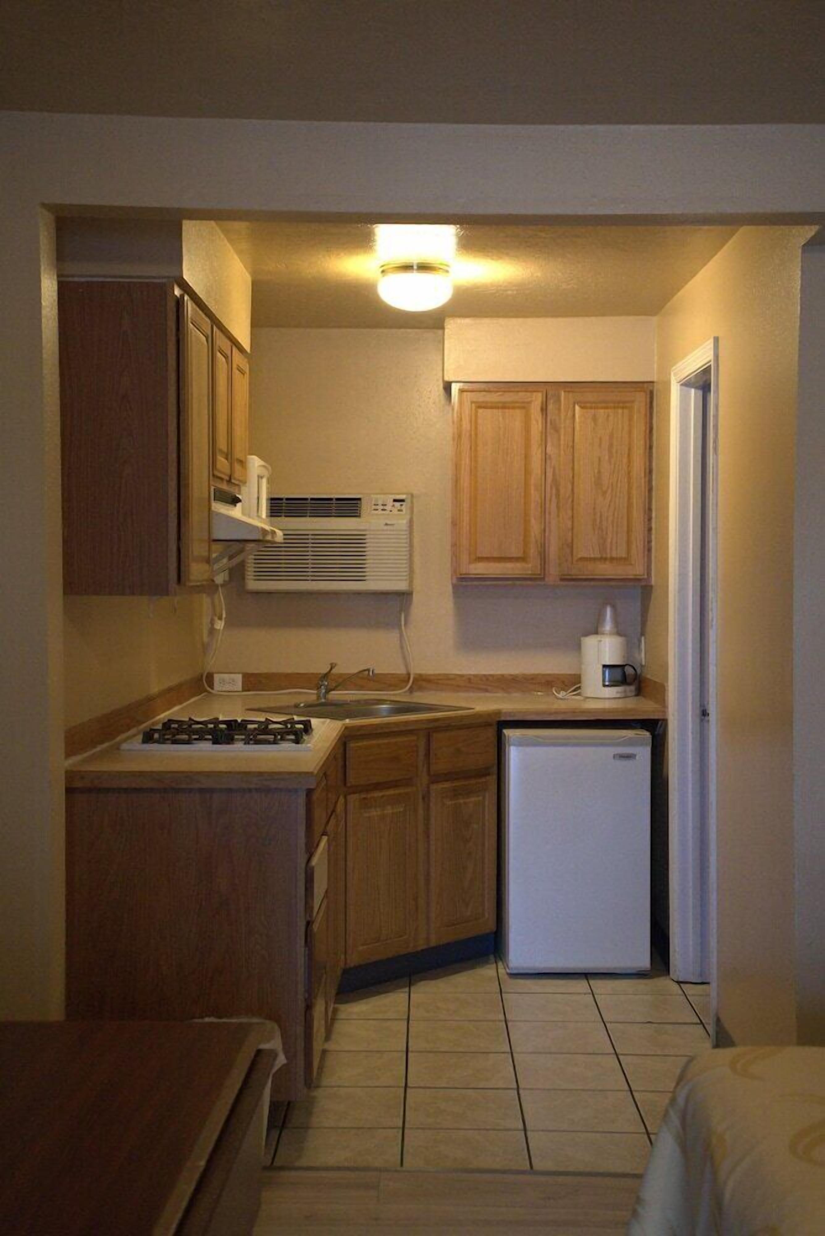 Mini réfrigérateur, micro-ondes, cafetière/bouilloire