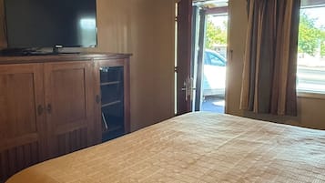 Habitació, 1 llit de matrimoni gran, no fumadors | 1 dormitori, caixa forta a l'habitació i planxa i posts de planxar