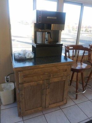 Mini réfrigérateur, micro-ondes, cafetière/bouilloire