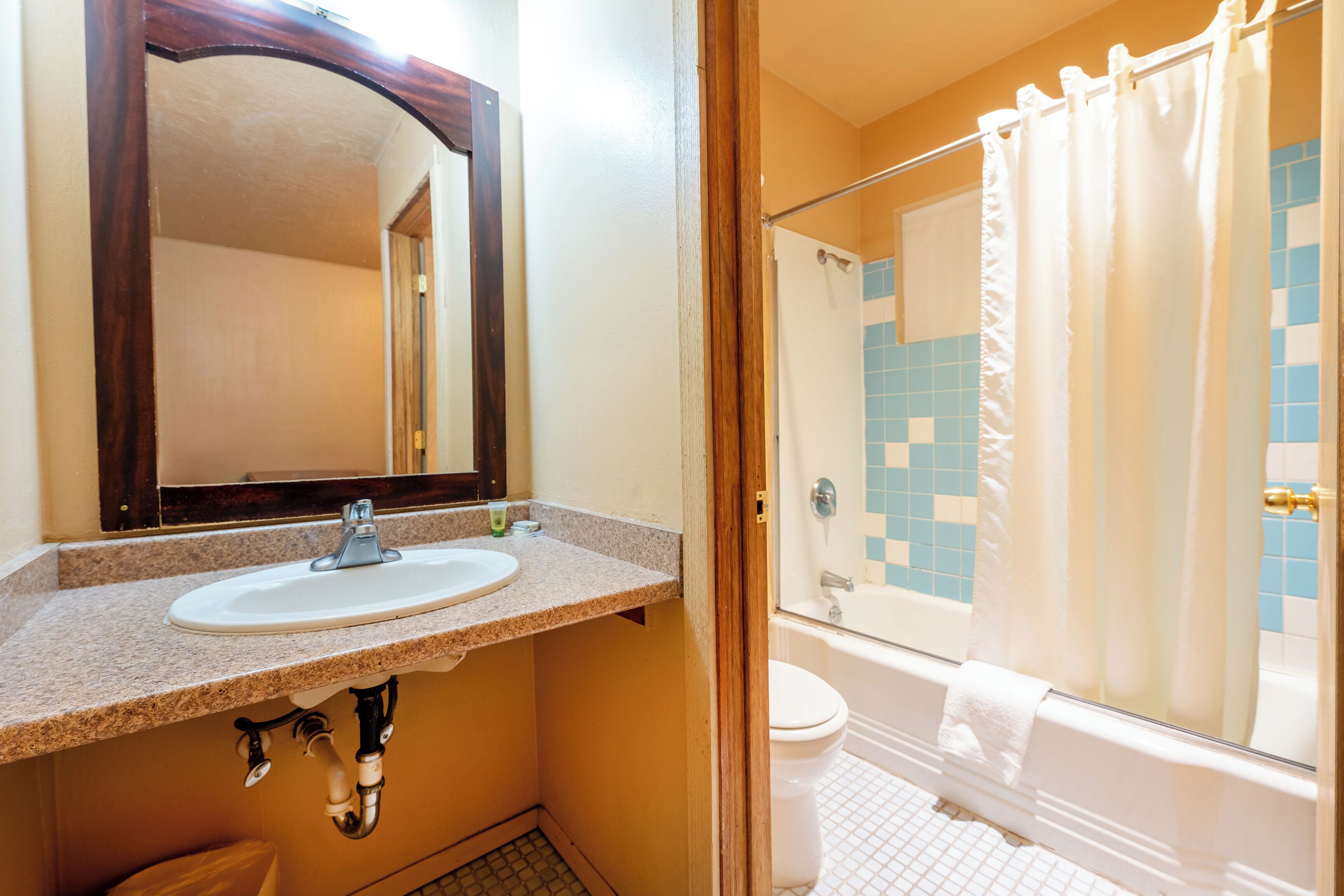 Room, 1 King Bed, Non Smoking, Kitchenette | Bathroom | Free toiletries, towels