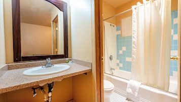 Habitación, 1 cama de matrimonio grande, no fumadores, cocina básica | Baño | Artículos de higiene personal gratuitos y toallas