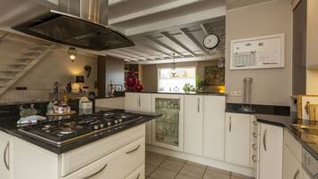 Een koelkast, een microgolfoven, een oven, een kookplaat