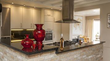 Een koelkast, een microgolfoven, een oven, een vaatwasser