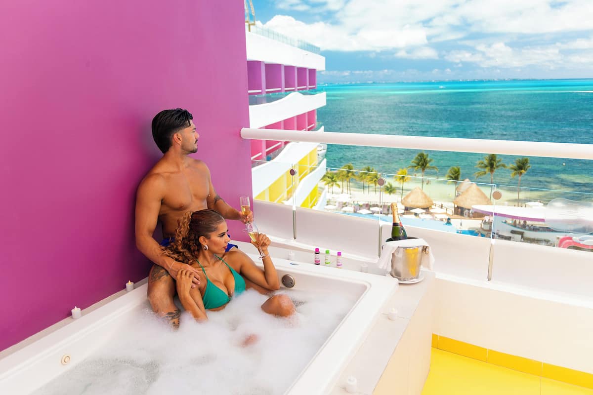 Lush Jacuzzi Sexy Bubbles Experience | 1 habitación, ropa de cama hipoalergénica y minibar
