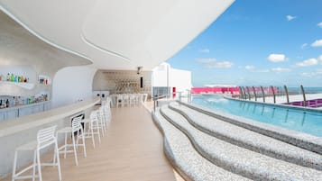 Bar junto a la alberca