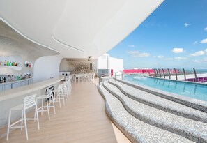 Bar en bord de piscine
