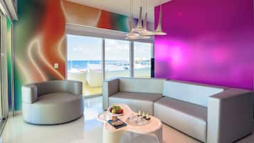 Temptation Oceanfront Master Suite | Hypo-allergenic bedding, minibar, in-room safe, individually decorated