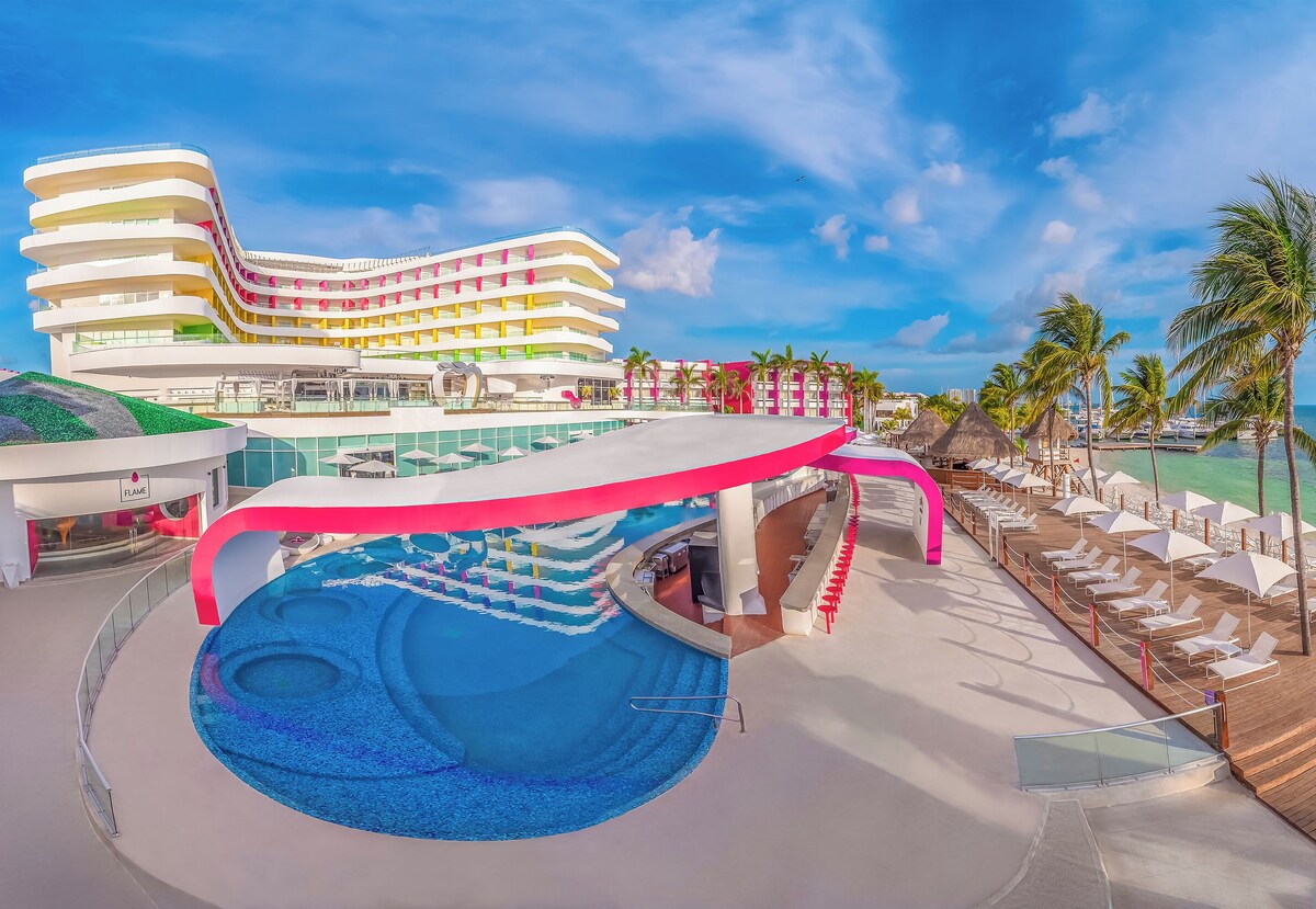 2 outdoor pools, sun loungers