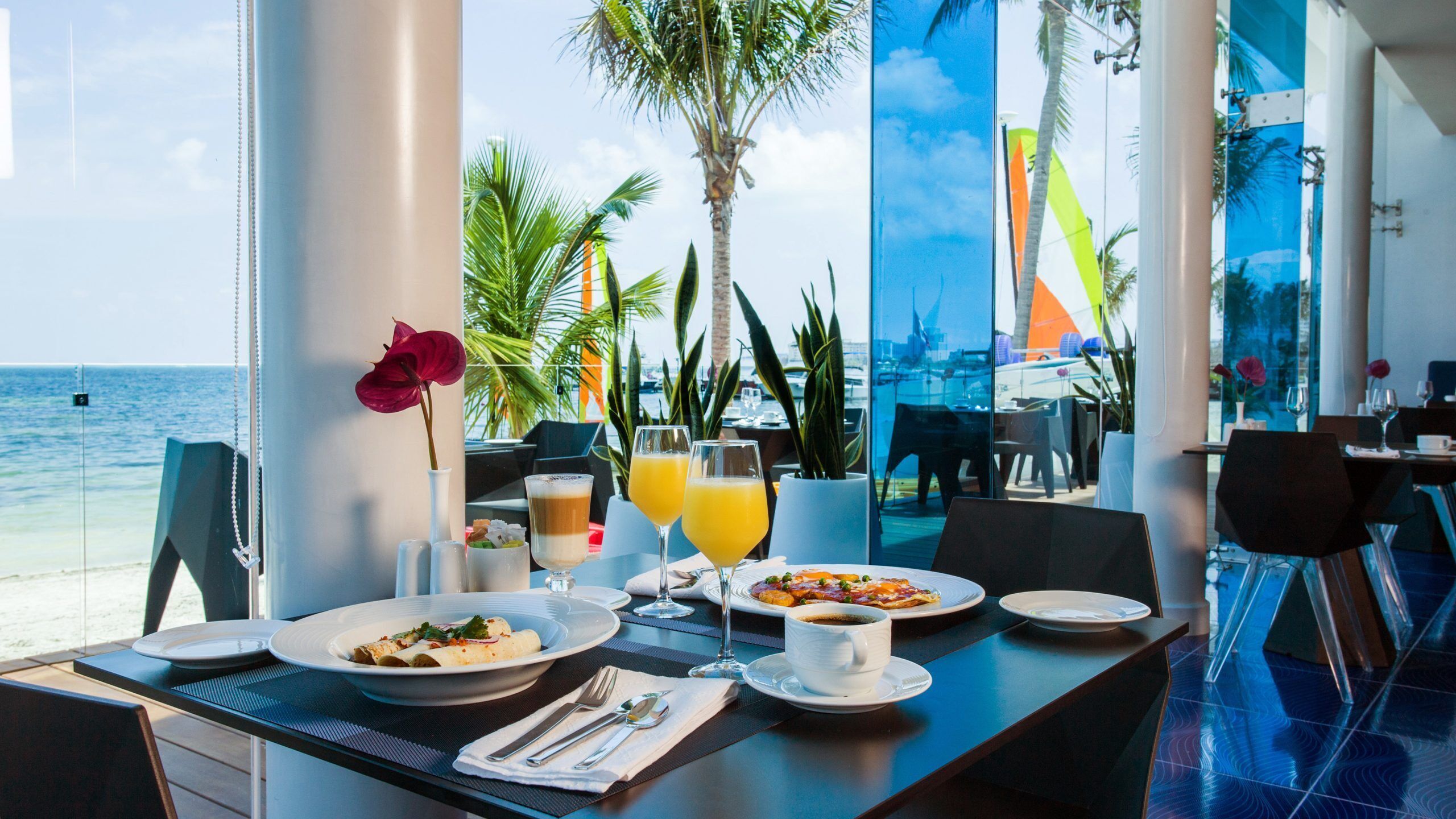 7 restaurants; breakfast, lunch, and dinner served