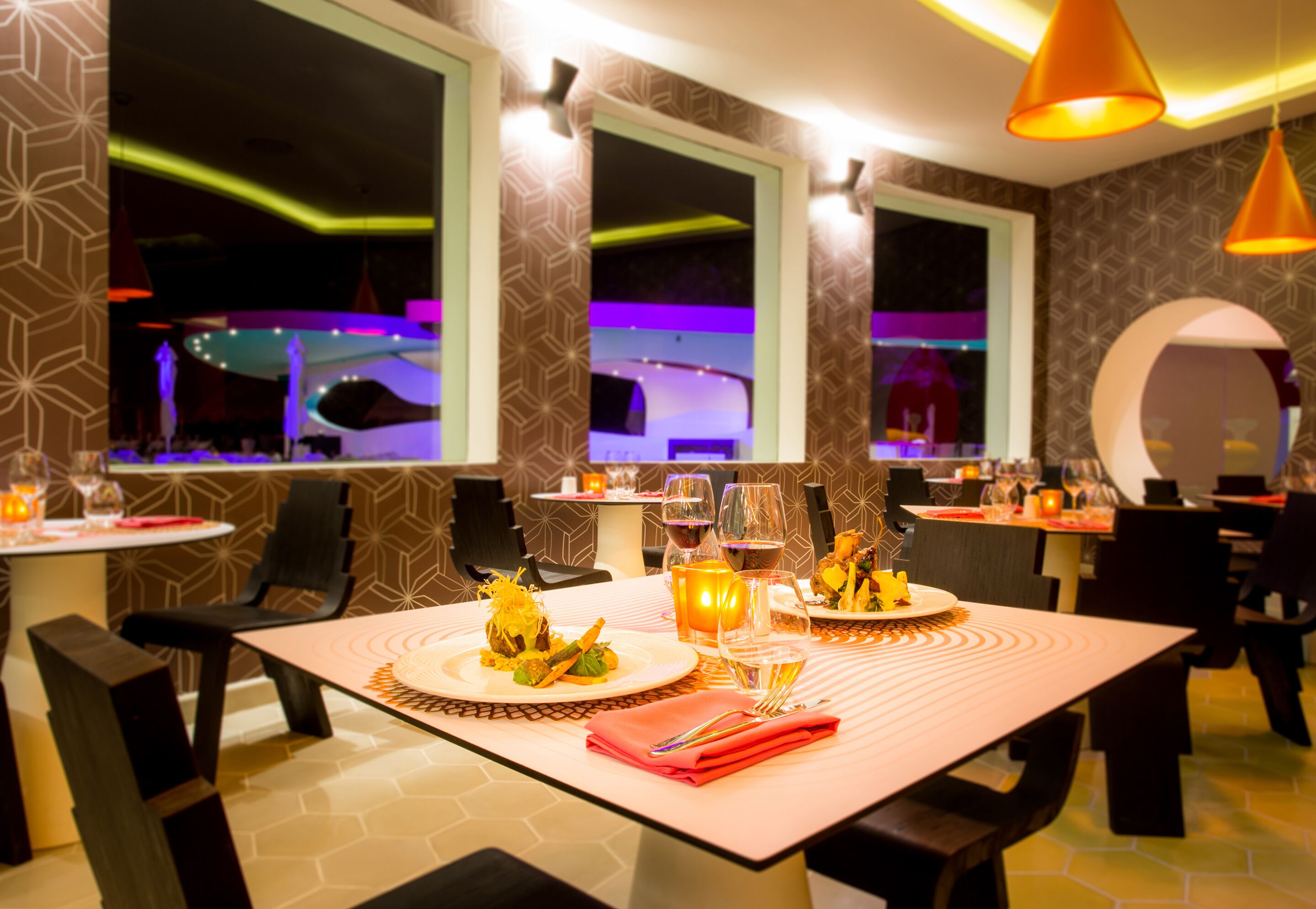 7 restaurantes, se sirven desayunos, comidas, cenas y cocina asiática