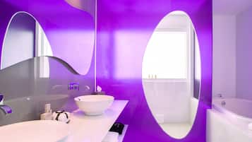 Temptation Oceanfront Master Suite | Phòng tắm | Đồ dùng nhà tắm miễn phí, máy sấy tóc, dép đi trong nhà