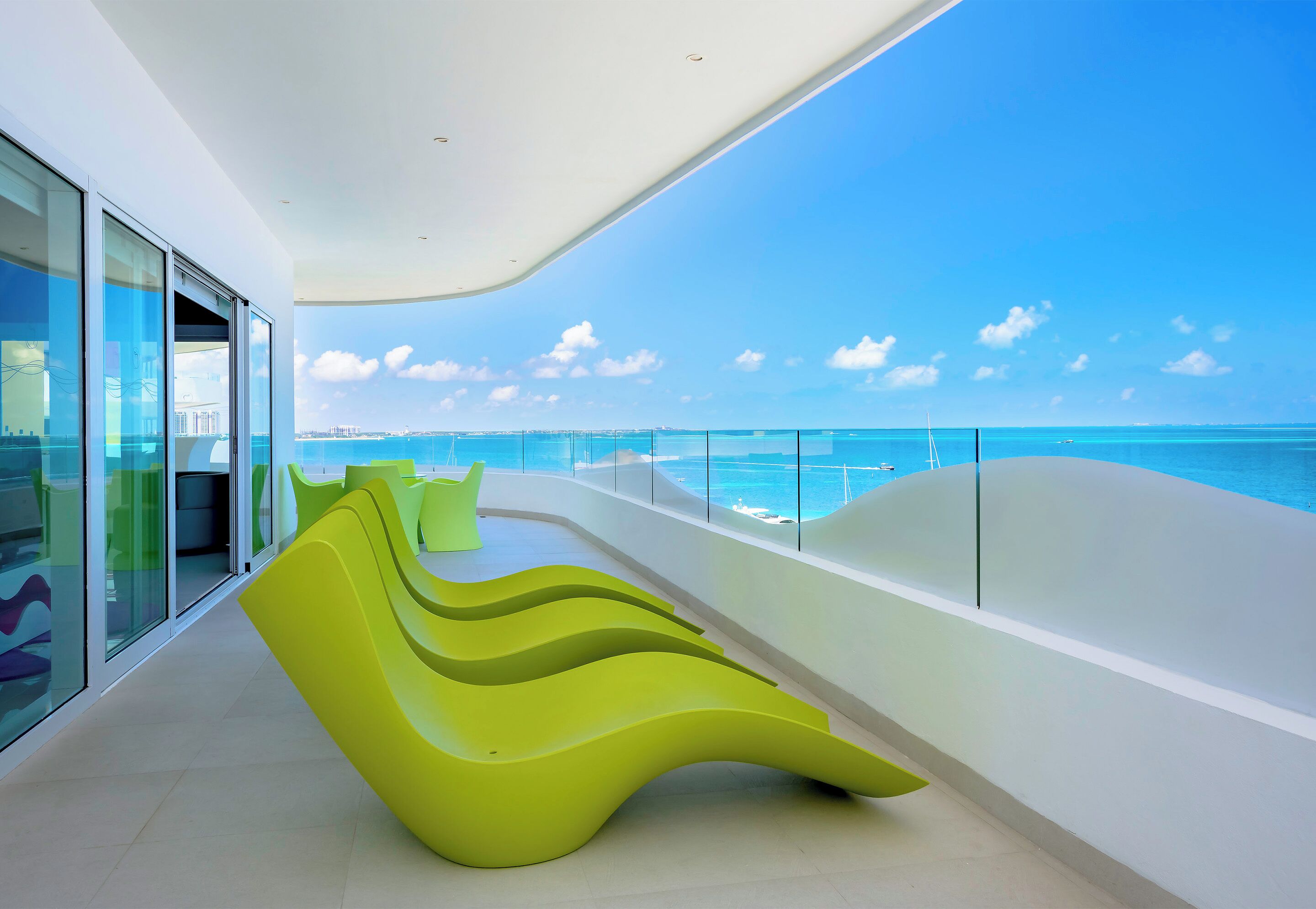 Temptation Oceanfront Penthouse | Vista do quarto