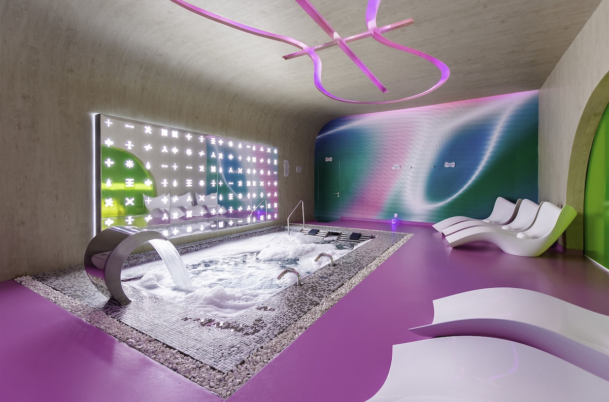 Couples treatment rooms, hot tub, body treatments, body scrubs, facials