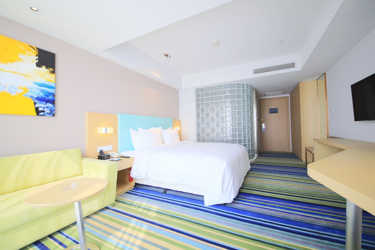 Standard Room, 1 King Bed | Premium bedding, in-room safe, desk, blackout curtains