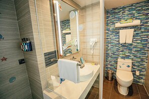 A modern bathroom with a large mirror, a sink, a toilet, and a shower area. - Holiday Inn Express Yingkou Onelong Plaza by IHG (Yingkou)