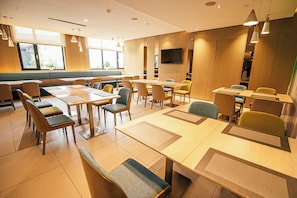 Café da manhã com buffet grátis todos os dias