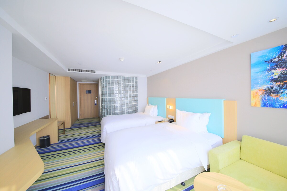 Premium bedding, in-room safe, desk, blackout curtains