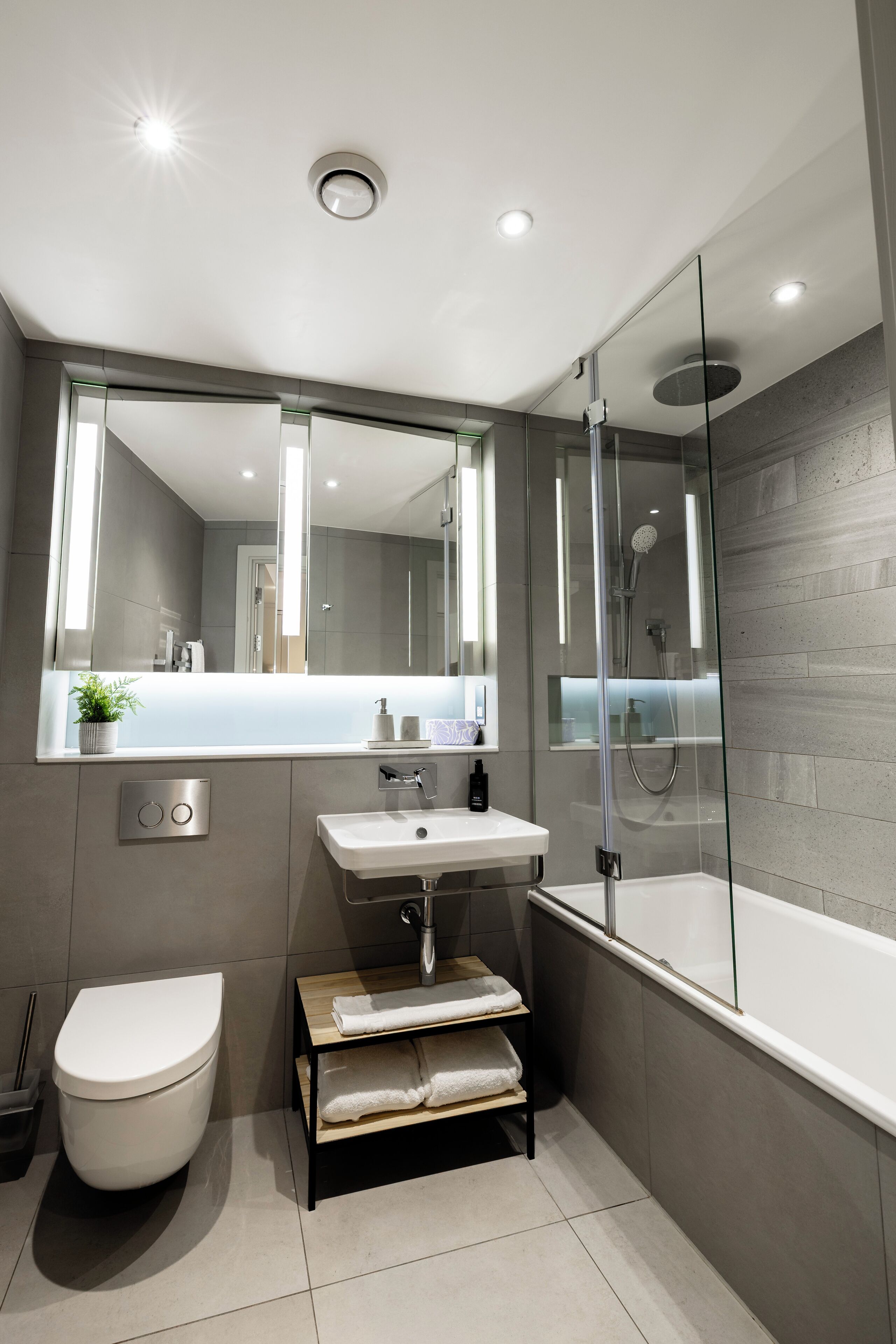 Douche, articles de toilette de luxe, sèche-cheveux, serviettes fournies