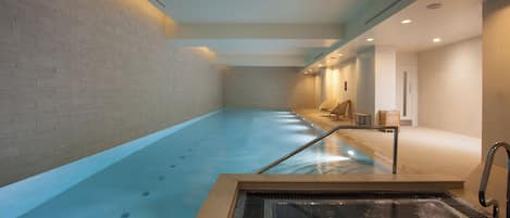 Piscine couverte, accès possible de 06 h 00 à 22 h 00, chaises longues