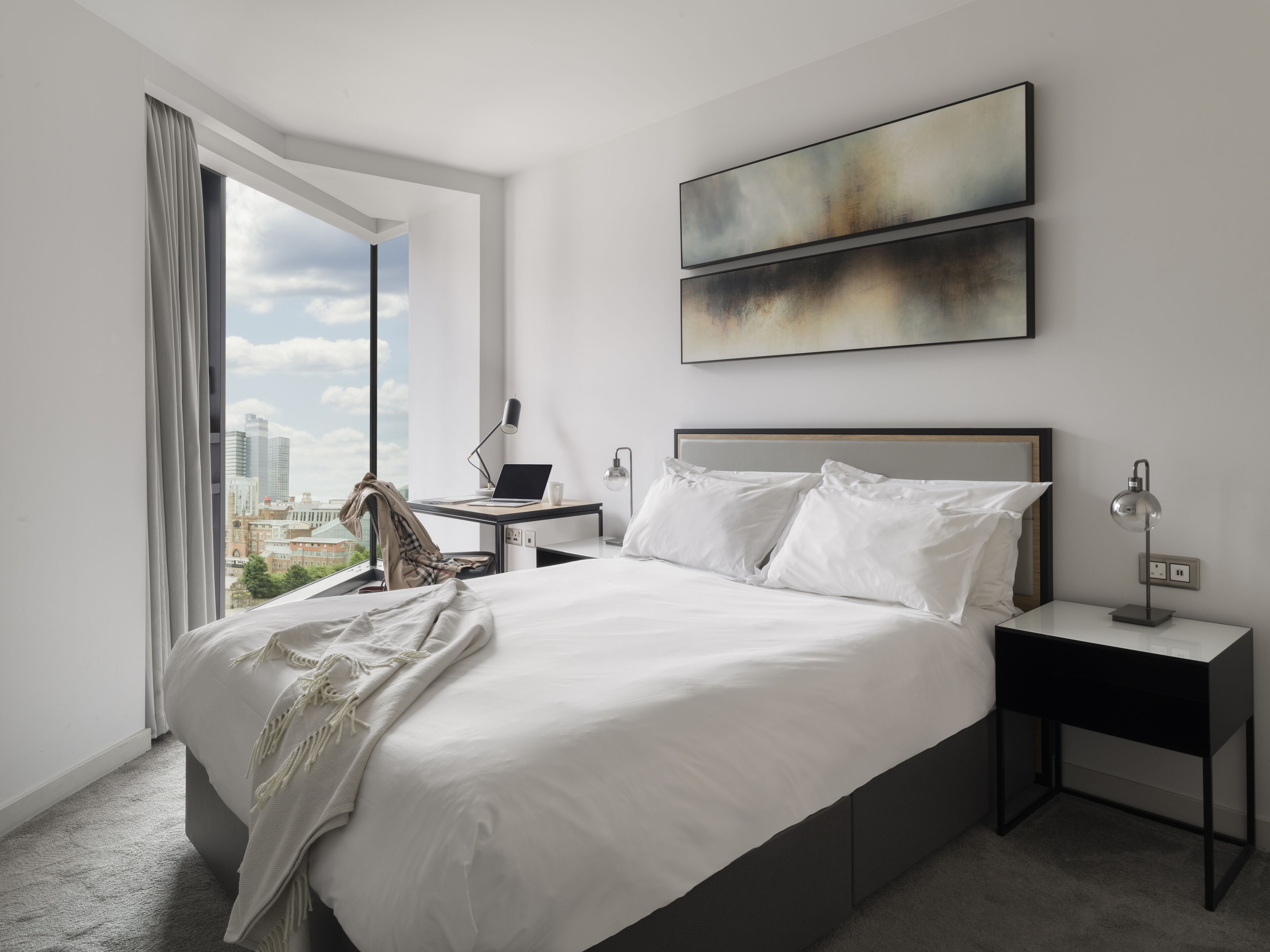 Ropa de cama de alta calidad y caja de seguridad en la habitación 