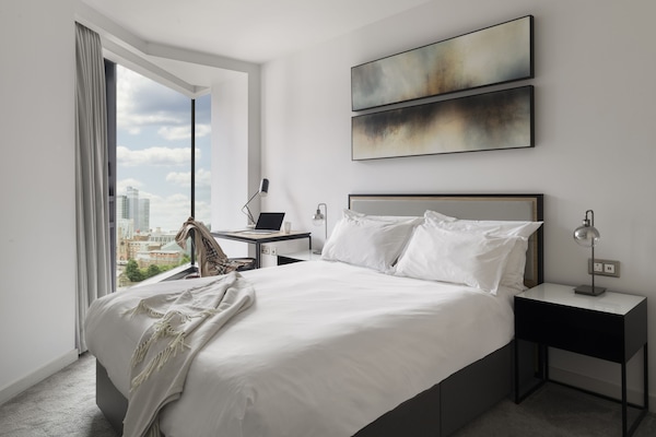 Perhehuoneisto | Ylelliset vuodevaatteet, tallelokero huoneessa, työpöytä