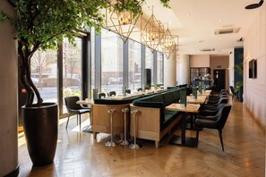 Petit déjeuner, dîner et brunch servis sur place