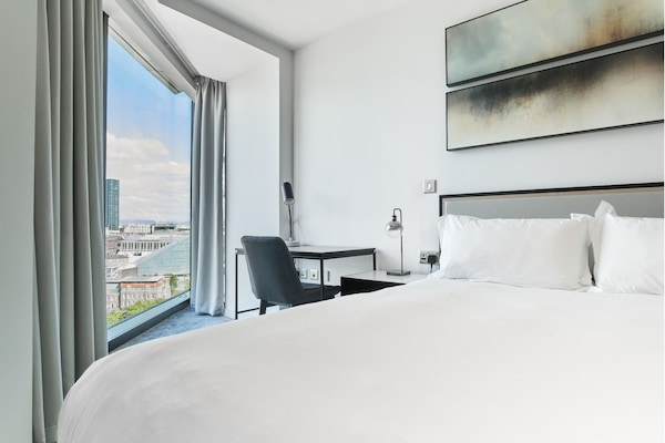 Familie appartement | Luxe beddengoed, een kluis op de kamer, een bureau, een laptopwerkplek