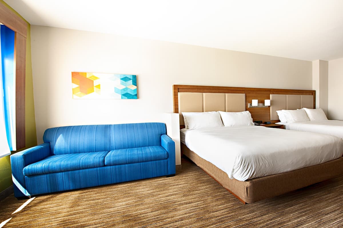 Premium bedding, in-room safe, desk, blackout drapes