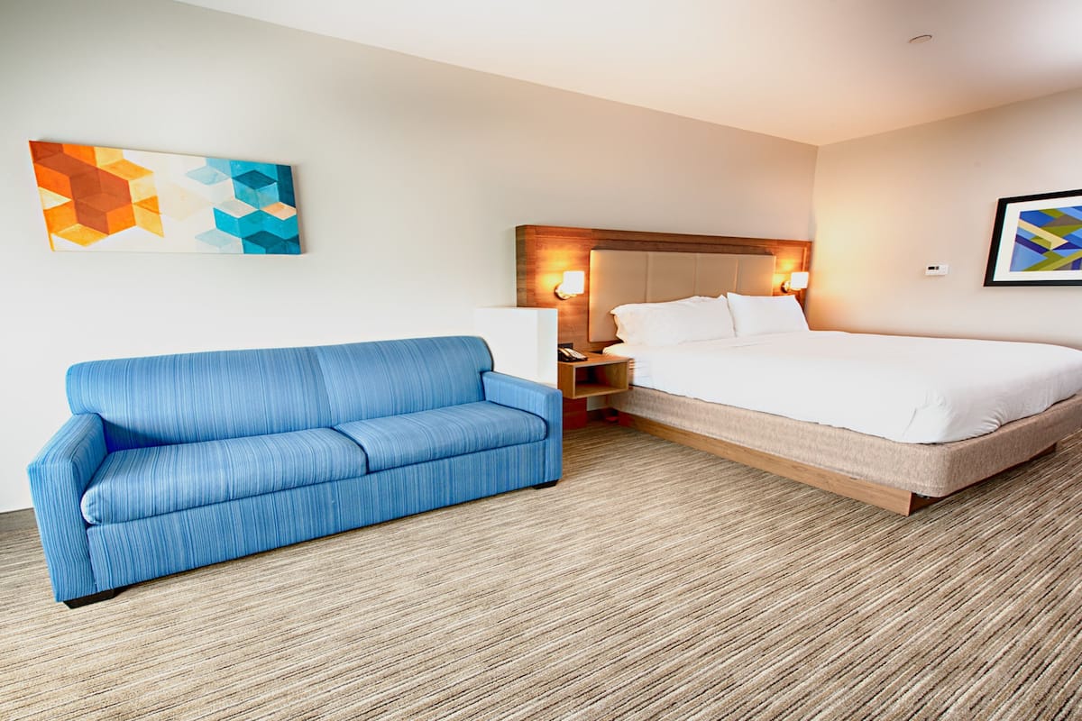 Premium bedding, in-room safe, desk, blackout drapes