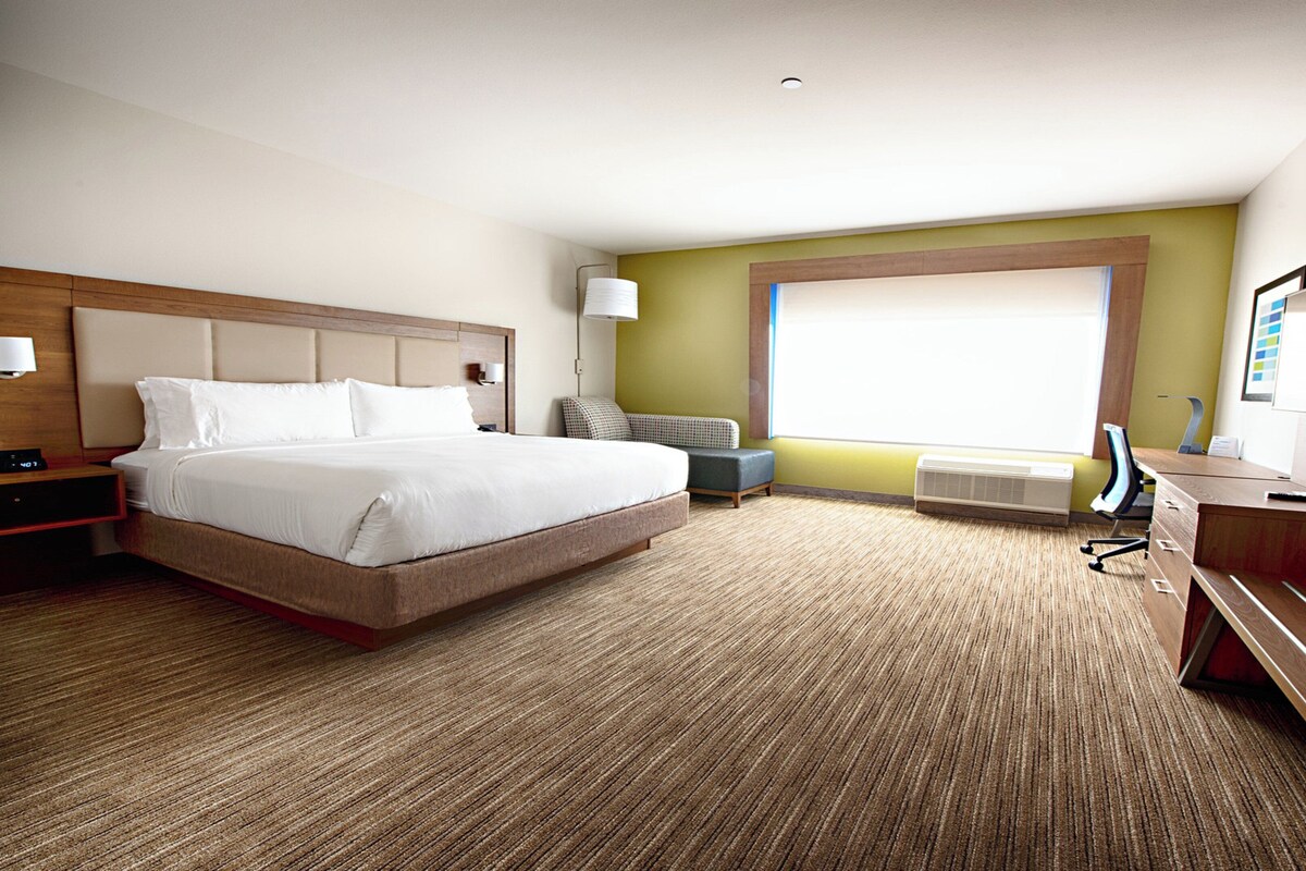 Premium bedding, in-room safe, desk, blackout drapes