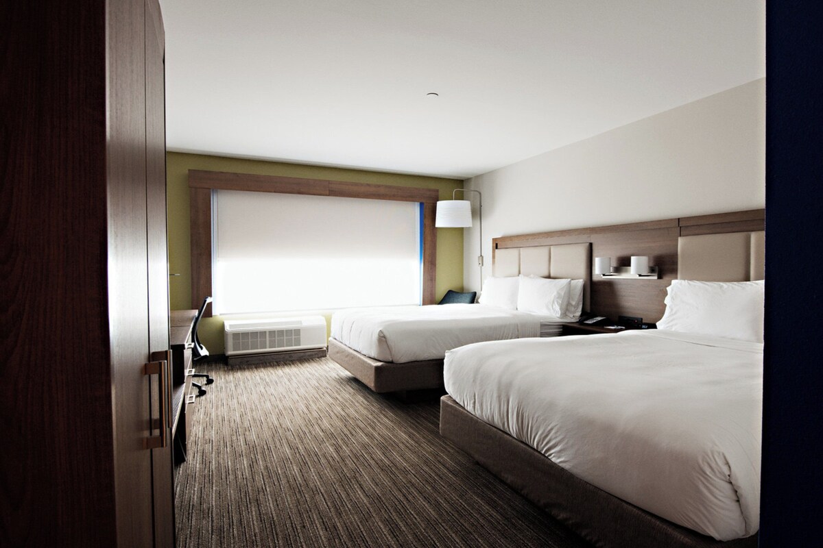 Premium bedding, in-room safe, desk, blackout drapes