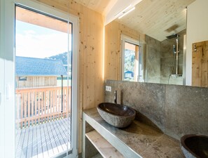 Badekar, hårføner og håndklær