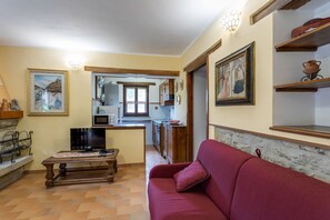 TV, caminetto, tavolo da calcetto