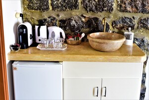 Honeymoon Double Room, Jetted Tub, Ground Floor | Free cribs/infant beds, rollaway beds, free WiFi, bed sheets