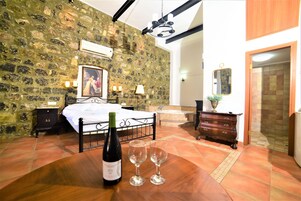 Honeymoon Double Room, Jetted Tub, Ground Floor | Free cribs/infant beds, rollaway beds, free WiFi, bed sheets