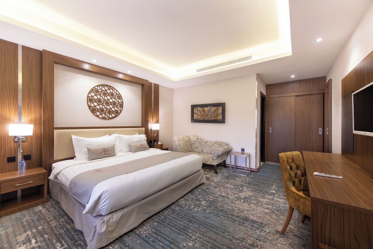 Royal Villa | Premium bedding, in-room safe, desk, blackout drapes