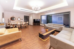 Royal-Villa | Wohnbereich | 50-Zoll-Fernseher mit Satellitenempfang