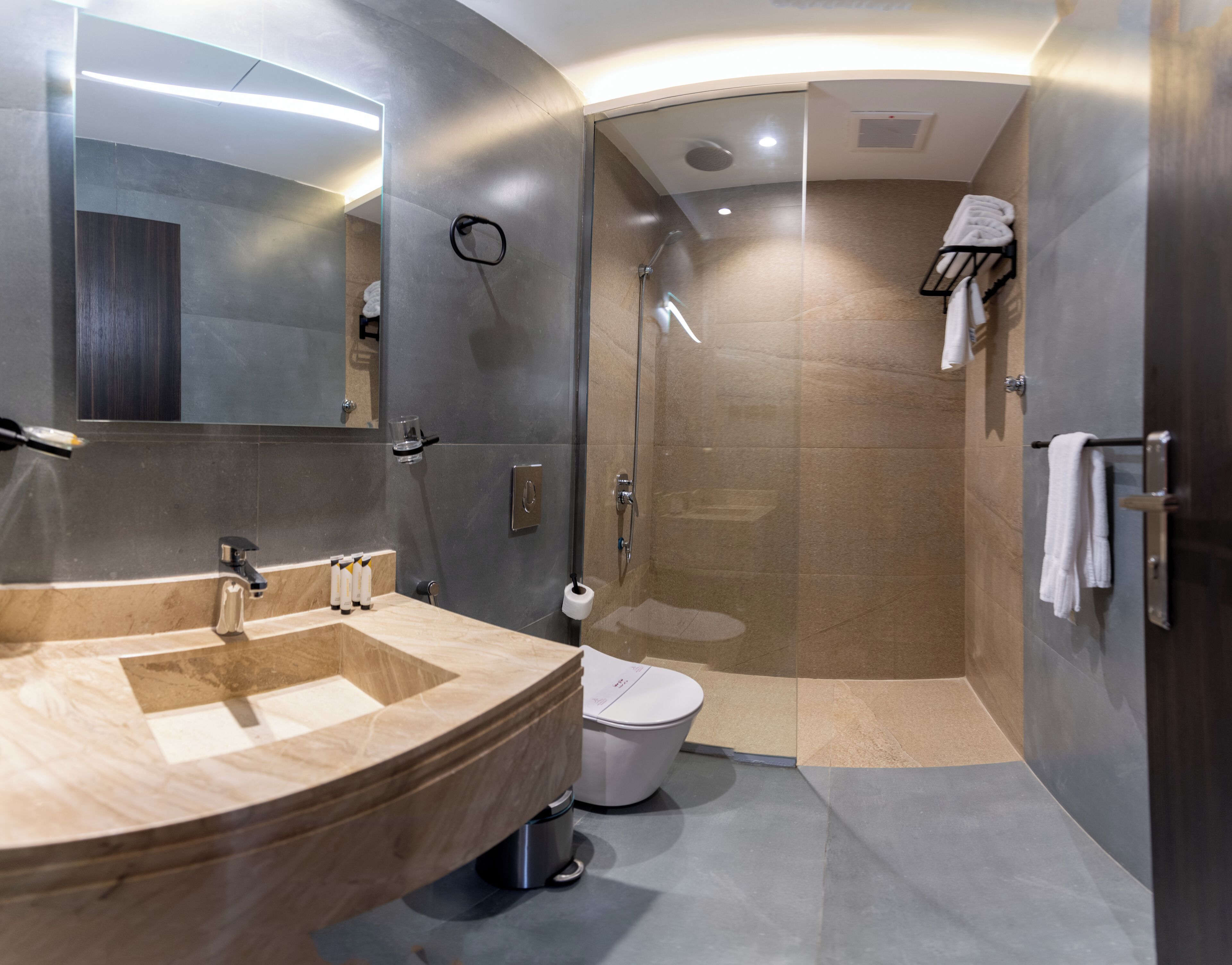 royal villa | bathroom | combined shower/bathtub, deep-soaking bathtub, free toiletries