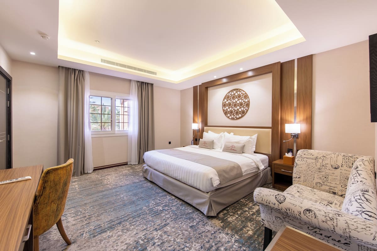 royal villa | premium bedding, in-room safe, desk, blackout curtains