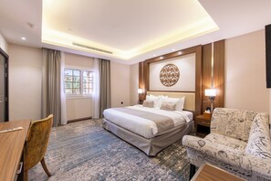 Royal-Villa | Hochwertige Bettwaren, Zimmersafe, Schreibtisch, Verdunkelungsvorhänge