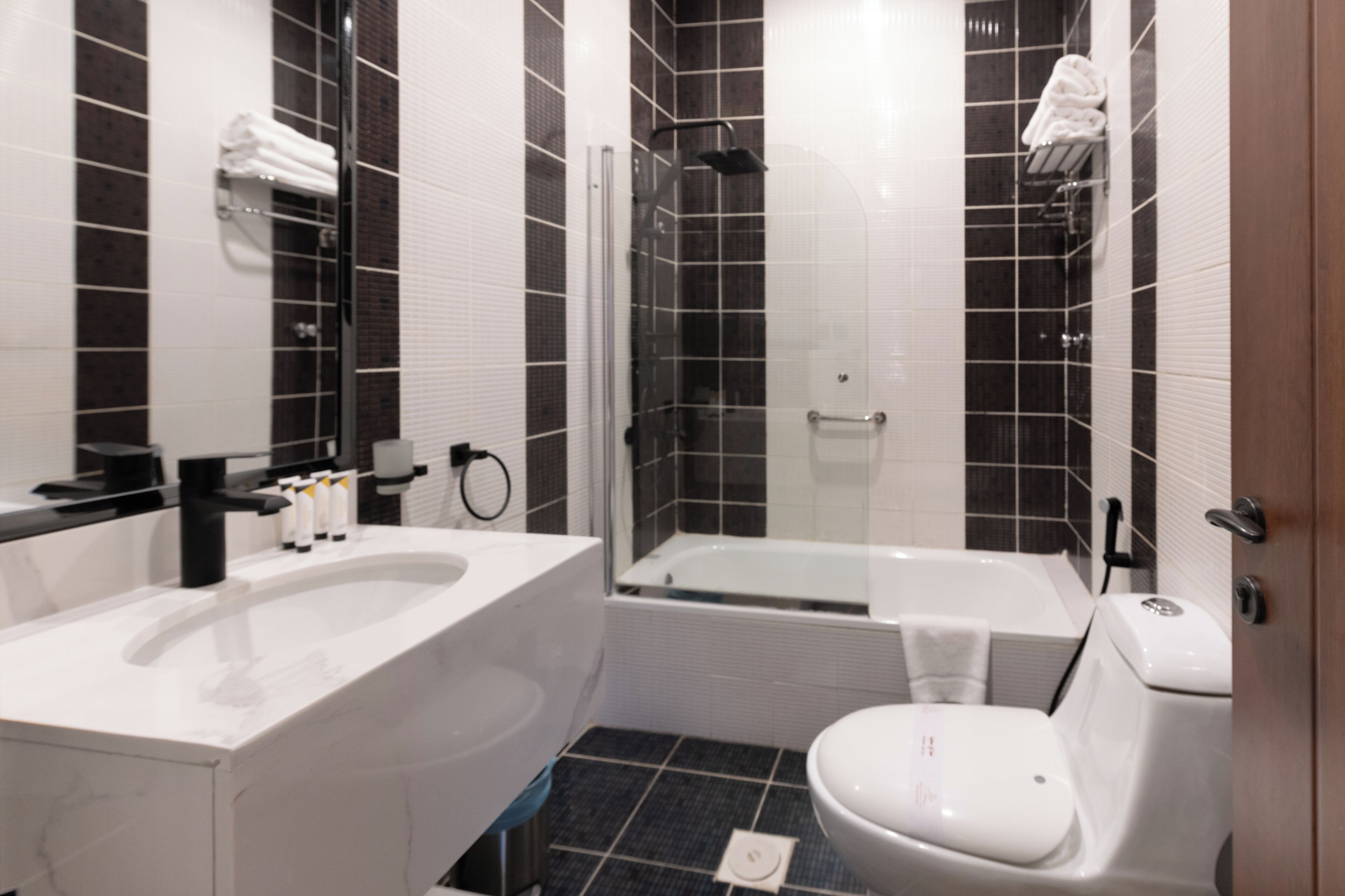 standard villa without view | bathroom | combined shower/bathtub, deep-soaking bathtub, free toiletries