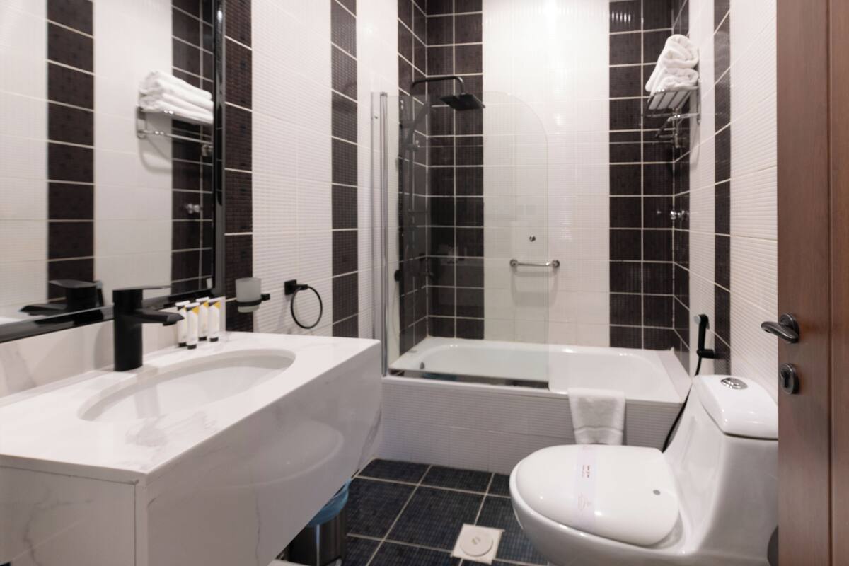 standard villa without view | bathroom | combined shower/bathtub, deep-soaking bathtub, free toiletries