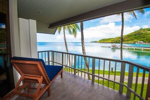 Suite, ved strandkanten | Minibar, safe på rommet, skrivebord og wi-fi (inkludert)