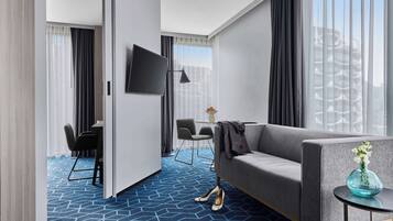 Zimmersafe, Schreibtisch, laptopgeeigneter Arbeitsplatz