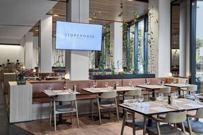 Breakfast, lunch and dinner served - Vibe Hotel Melbourne Docklands (Docklands)