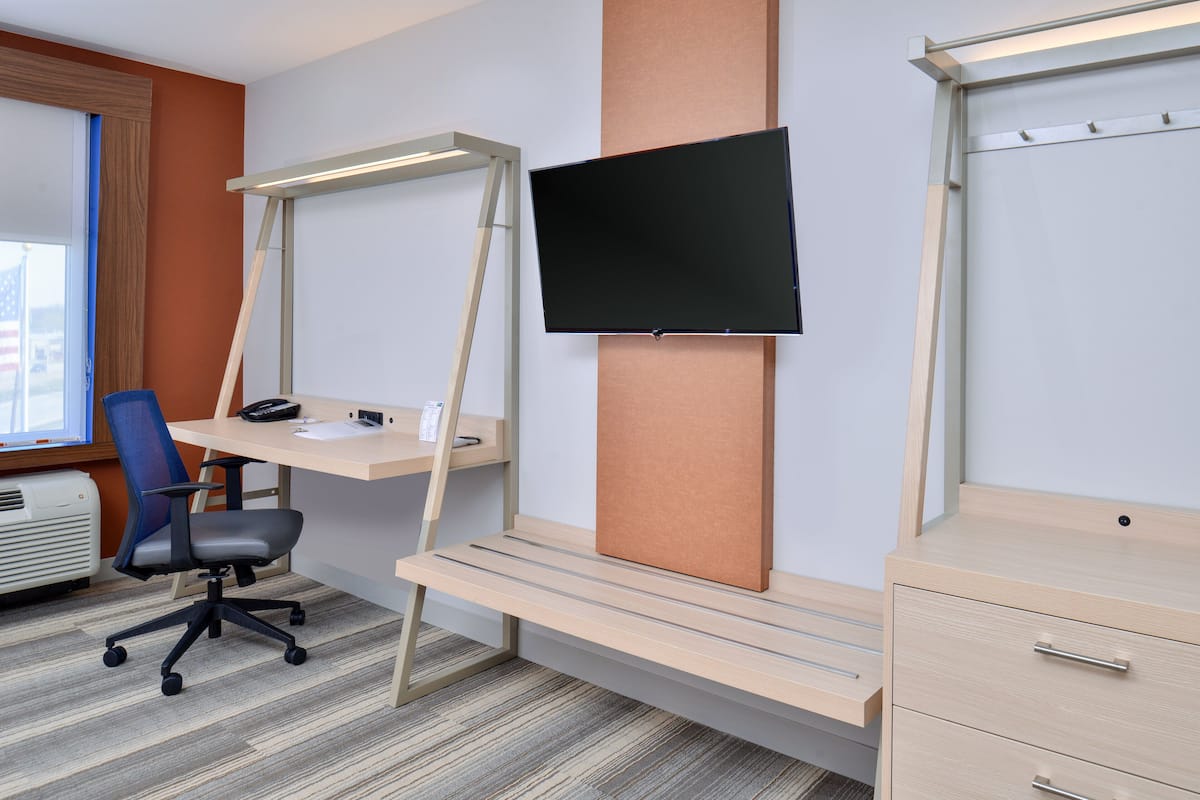 Standard Room, 1 King Bed | Room amenity