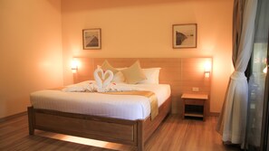 Minibar, in-room safe, desk, laptop workspace - Pattaya Mansion (Bang Lamung)