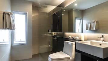 2 Bedrooms Apartment, Sea View | Bathroom | Shower, free toiletries, hair dryer, towels